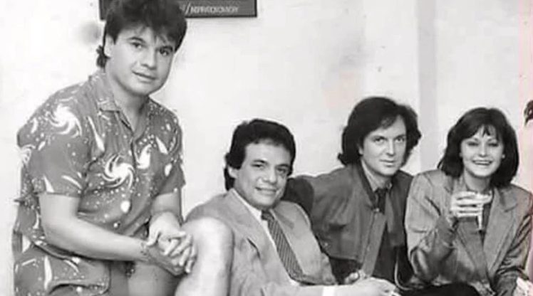 La historia de la foto de José José, Rocío Dúrcal, Juan Gabriel y Camilo Sesto